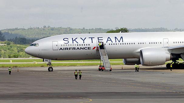 Air France passengers arrive in Paris after Kenya bomb scare