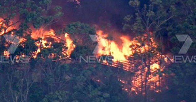 Australians flee bushfires at famous beauty spot