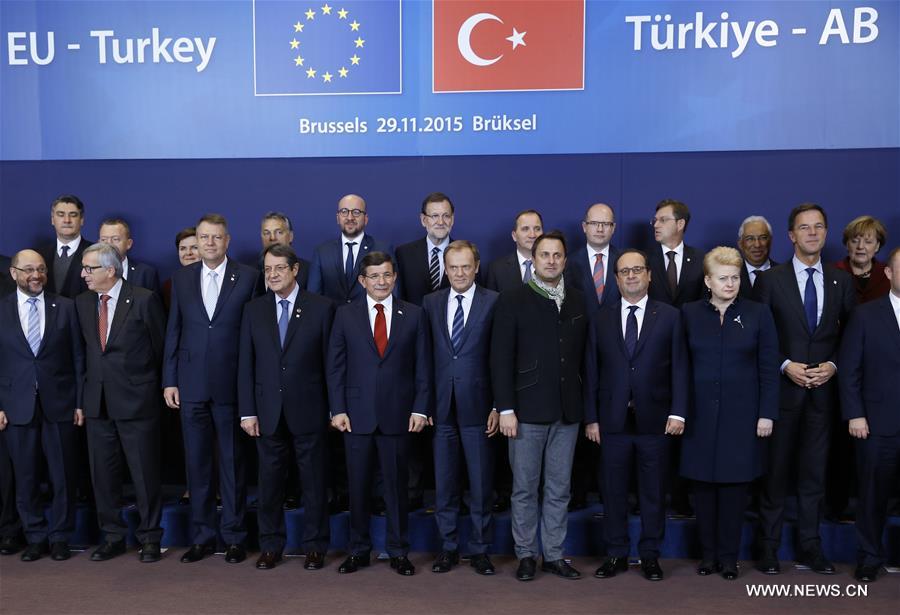 Turkish Prime Minister Ahmet Davutoglu and European leaders pose for family