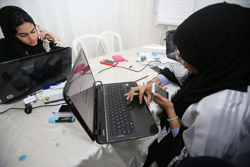 Women talking to electors over the phone about the registration process