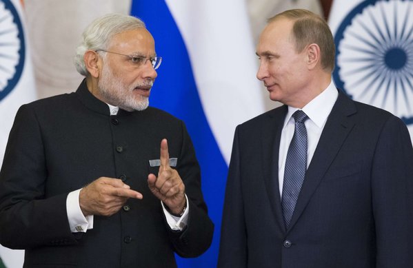 India´s Prime Minister Narendra Modi and Russia´s President Vladimir Putin chat following a meeting in Moscow with CEOs from their countries