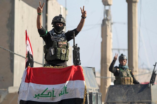 Iraqi soldiers flash the V for Victory sign in Ramadi