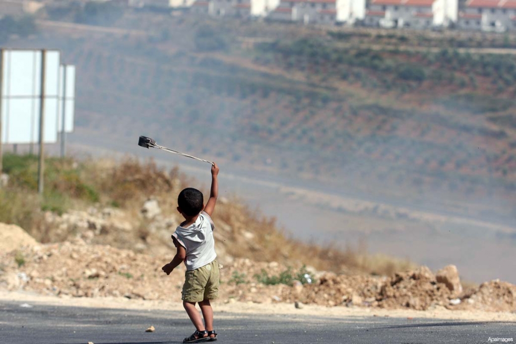 Palestinian youth throwing stones