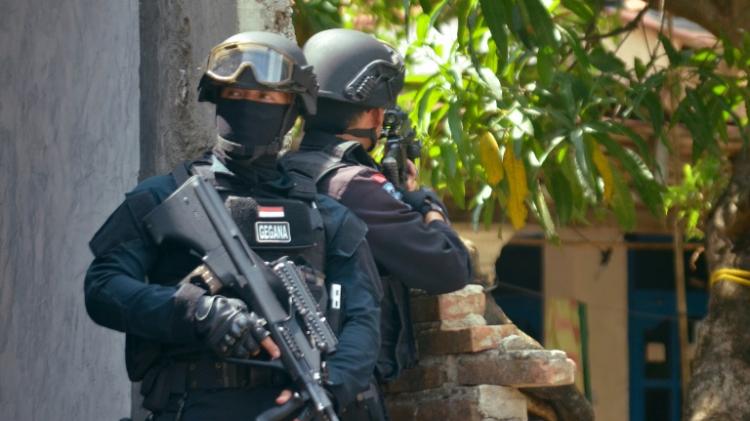 Elite Indonesian police commandos raid the home of a suspected terrorist in Cirebon on western Java island