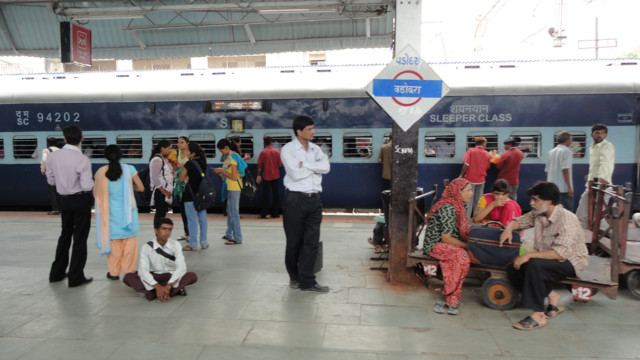 Rajkot Express at Vadodara railway station1 56795f4bb8d6b