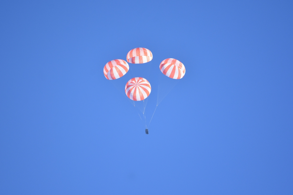 SpaceX successfully tests parachutes that will help bring astronauts back to Earth