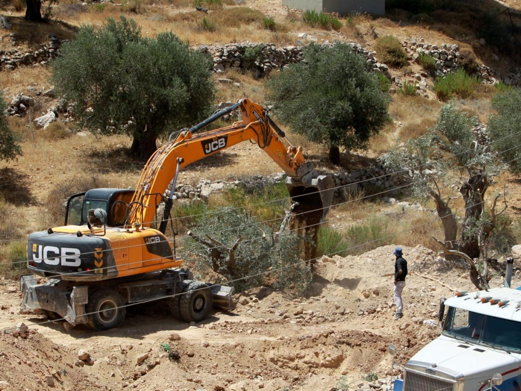 Police: 2 Palestinians dead after stabbing Israelis