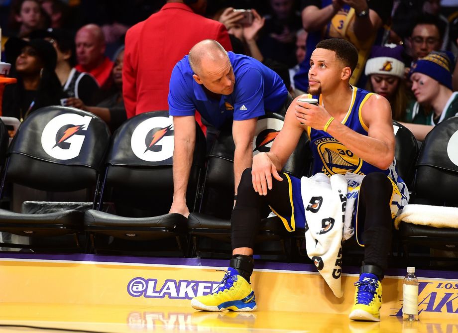 Stephen Curry played through pain in L.A. before sitting out the fourth quarter