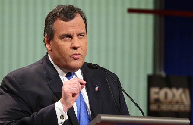 Christie doesn't plan to leave campaign trail, return to N.J. for snowstorm