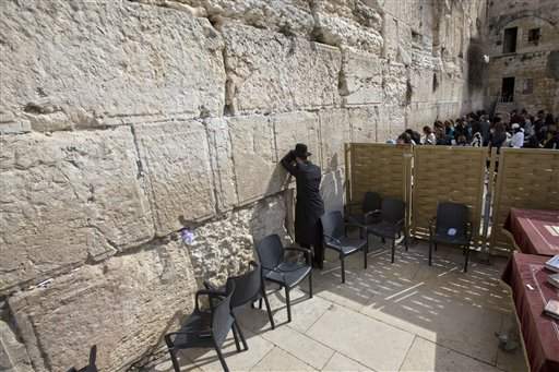 Israel approves mixed-sex Jewish prayer site at Western Wall