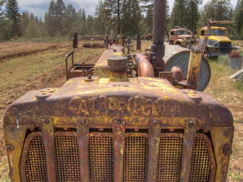 Caterpillar posts lower second-quarter earnings, lowers 2016 outlook