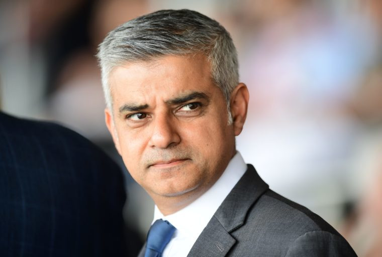 London Mayor Sadiq Khan has backed Owen Smith as Labour's next leader saying Jeremy Corbyn cannot win a general election