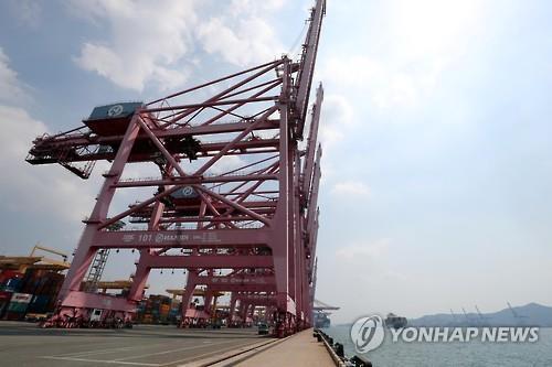 A crane handling Hanjin Shipping's containers remains idle at a port in Busan on Sept. 1 2016