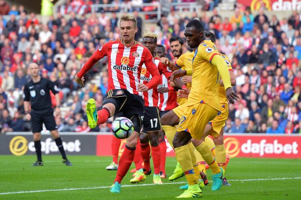 Jan Kirchhoff and Christian Benteke battle for possession