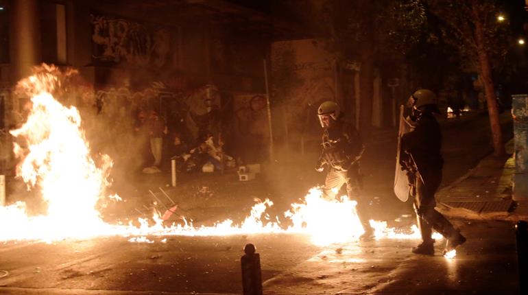 Greece violence Protesters clash with police in Athens during Obama visit