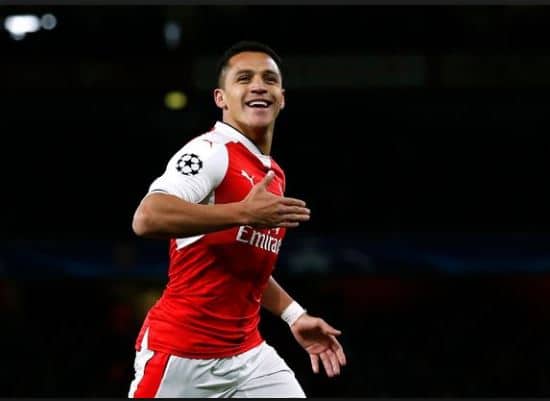 Sanchez, Walcott keep Arsenal in contention