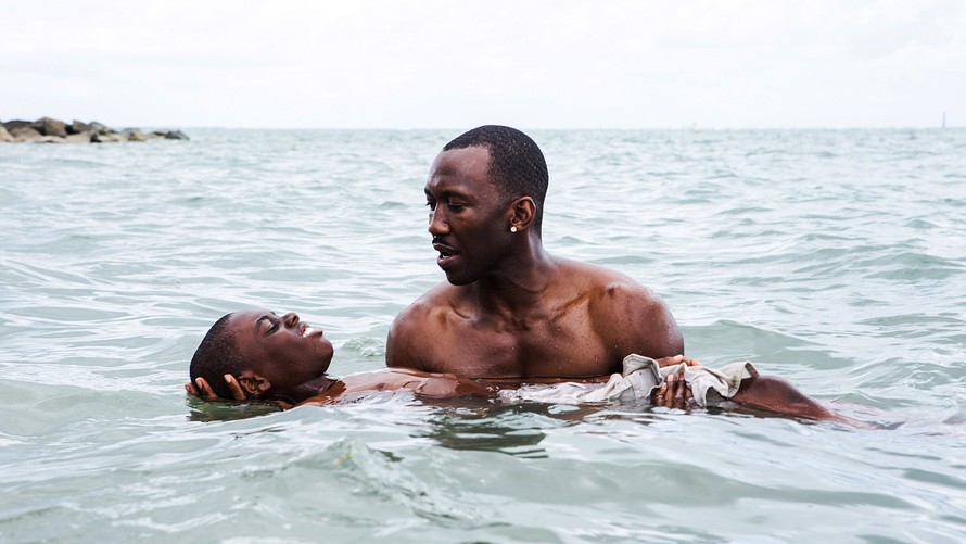 Everett Collection              Mahershala Ali holds Alex R. Hibbert in “Moonlight.”