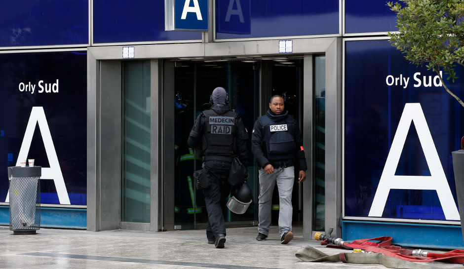 Man Shot Killed At Paris Airport After Grabbing Soldier's Gun