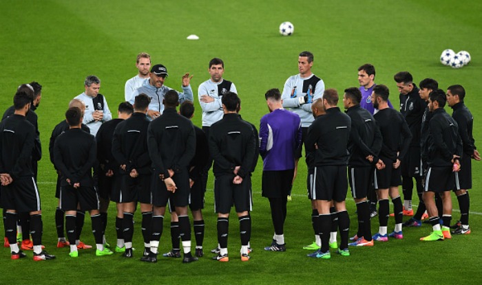 FC Porto head coach Nuno Espirito Santo Talks with his players during a training session