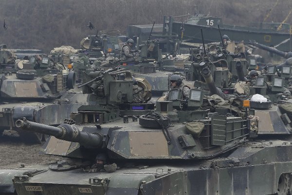 U.S. M1A2 SEP Abrams battle tanks prepare to cross the Hantan river during a river crossing operation in Yeoncheon south of the demilitarized zone that divides the two Koreas