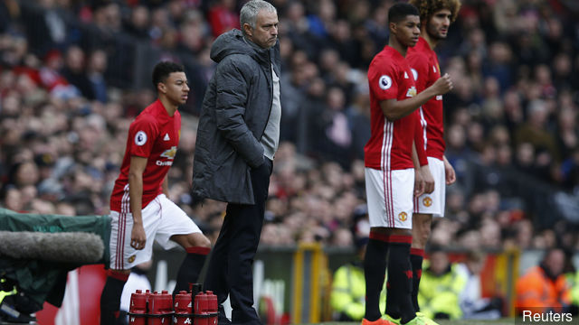 Manchester United's Marouane Fellaini Marcus Rashford and Jesse Lingard wait to come on as substitute as manager Jose Mourinho looks