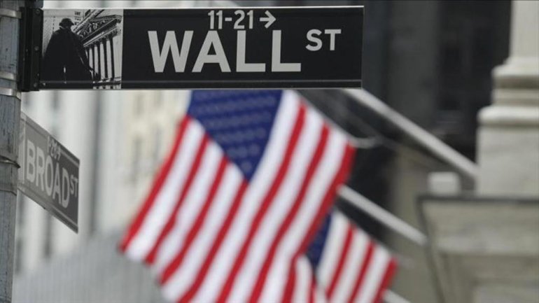 Wall Street closes higher despite looming Fed rate hike