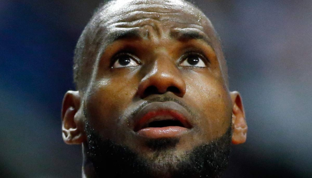 Cleveland Cavaliers forward Le Bron James looks to the basket during the second half of an NBA basketball game against the Chicago Bulls Thursday