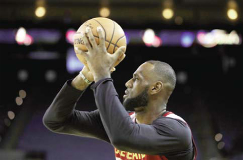 CALIFORNIA Le Bron James #23 of the Cleveland Cavaliers works out during a practice for the 2017 NBA Finals at ORACLE Arena in Oakland California. — AFP