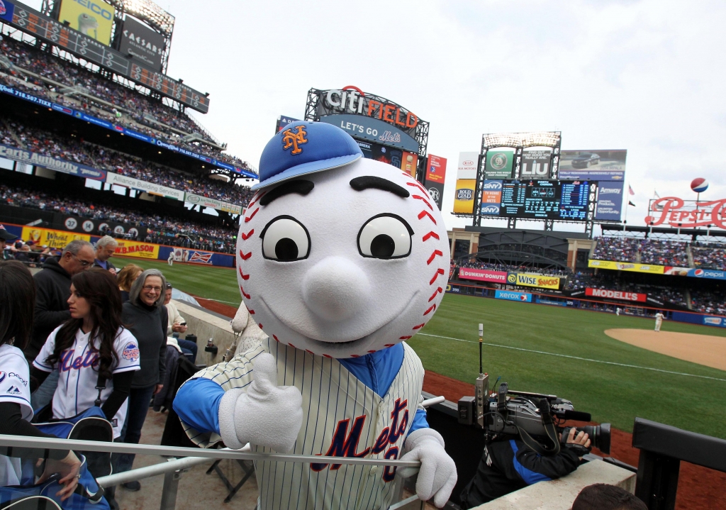 Mets apologize after video of mascot Mr. Met'flipping off fans goes viral