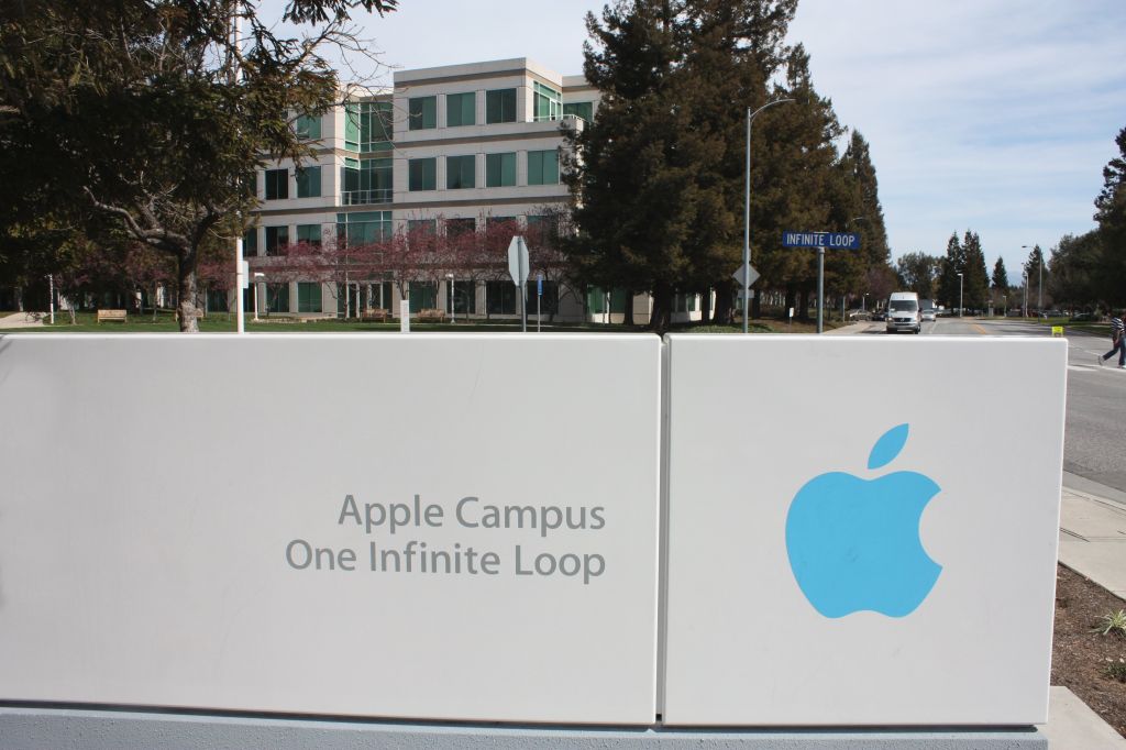 Trump says Apple to build “3 big plants beautiful plants” in US	 	 	 			The Apple headquarters at 1 Infinite Loop Cupertino California