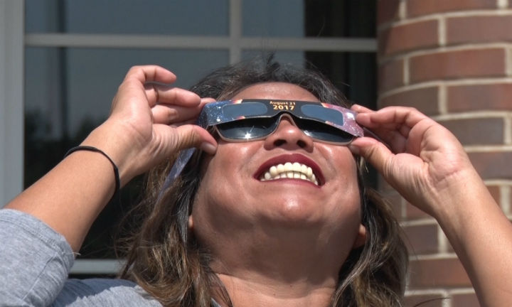 Over 1000 locals gear up for eclipse at Old Town Newhall Library event