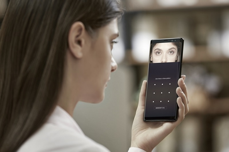 A visitor is experiencing an iris recognition function at a Samsung Galaxy S8 launch event in Brazil in April