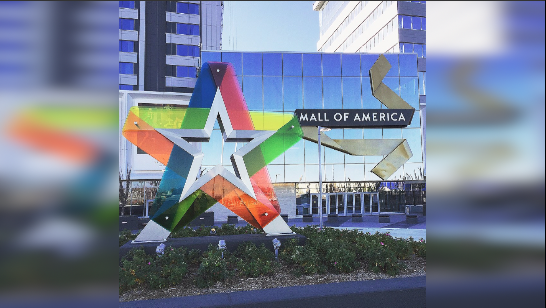 Thousands line up at MOA for Black Friday