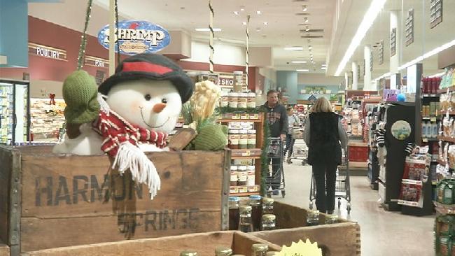 Last-minute Holiday shoppers fill malls before stores close