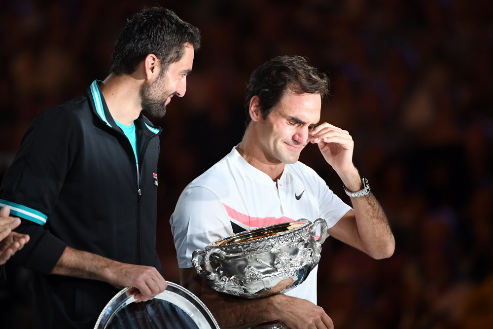 Australian Open: Roger Federer Eases Into Final as Chung Retires