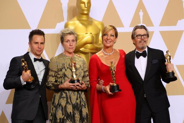 Oscar winners Sam Rockwell Frances McDormand Allison Janney and Gary Oldman pose backstage