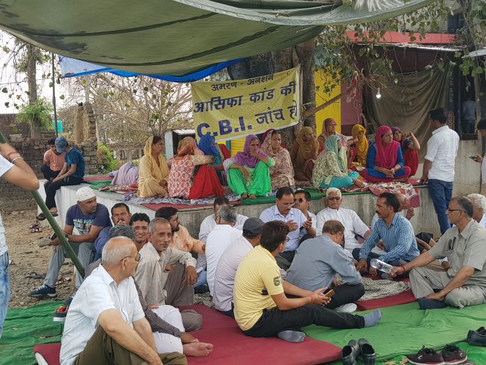 Families and supporters of the eight Kathua suspects are on a hunger strike on the Kathua Jammu highway | ThePrint