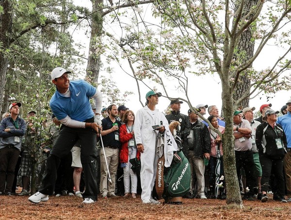 Rory Mc Ilroy plays the second hole of the third round of Masters Tournament 2018