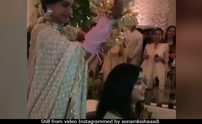 Sonam Kapoor's Mehendi The Bride Says'Sorry Jaanu To Janhvi After Kaleere Blooper