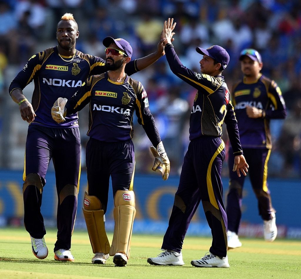 KKR captain Dinesh Karthik with his teammates