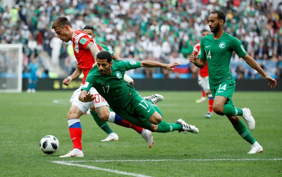 Twitter erupted at a funny image of Putin and the crown prince of Saudi Arabia shaking hands after Russia's first World Cup goal