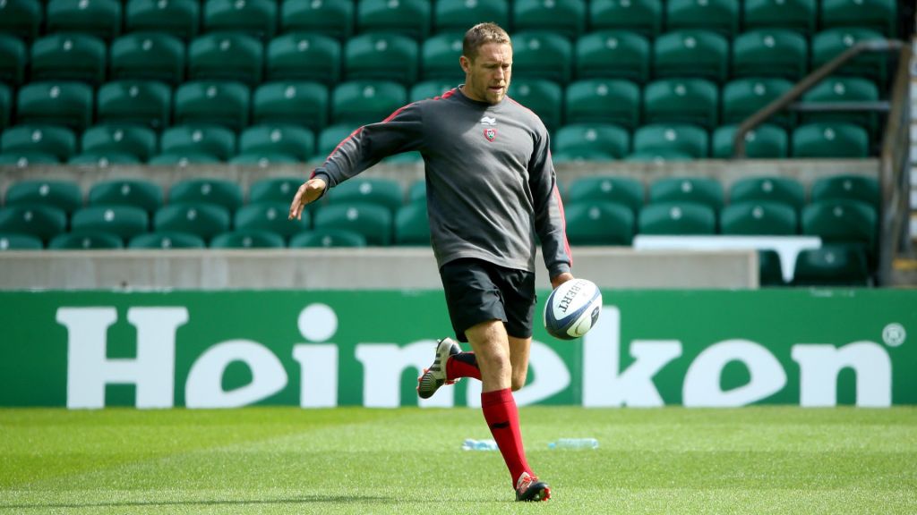 England football manager likens striker to'Jonny Wilkinson