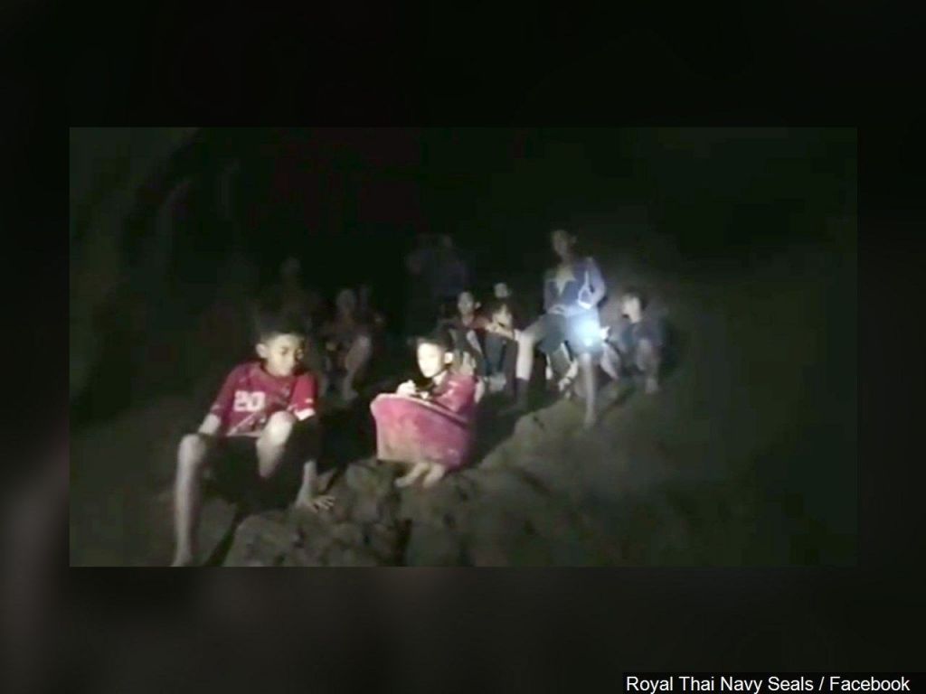 Rescuers clear hurdle in cave search for missing Thai boys