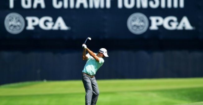 GETTY IMAGES NORTH AMERICA  AFP | On top Kevin Kisner at the 18th hole on Friday