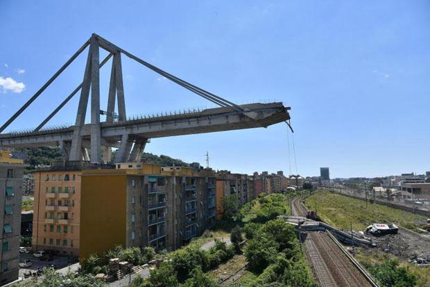 22 dead in Italy after motorway bridge collapses