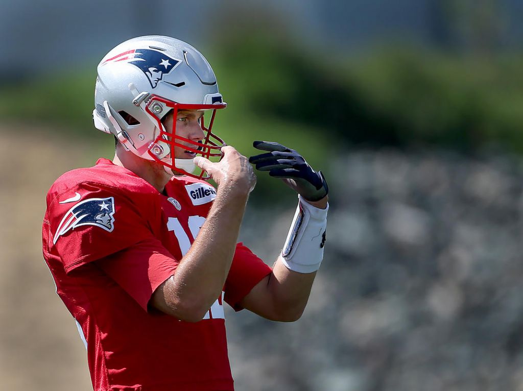 PLENTY TO DISCUSS Tom Brady gestures during Patriots practice earlier this week at Gillette Stadium. Brady met the media yesterday and talked a wide range of topics from his 2008 knee injury to Alex Guerrero to who will be catching his passes tomorrow