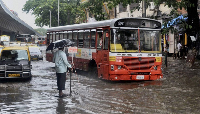 Heavy rains cause waterlogging in Mumbai suburban trains running late