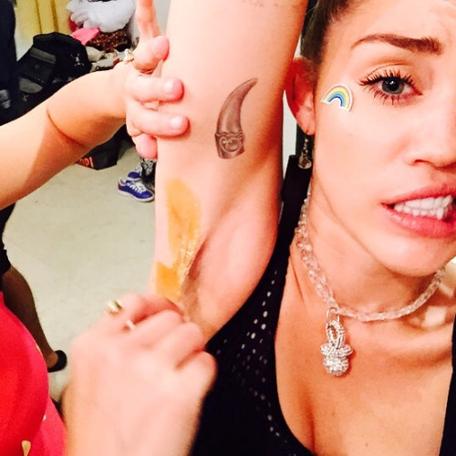 Miley Cyrus Waxed Off Her Armpit Hair! | Miley Cyrus | Just Jared Jr.