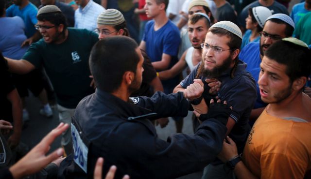 Settlers scuffle with police near buildings slated for demolition by order of the High Court