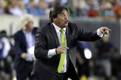 Mexico coach Miguel Herrera punches journalist in Philadelphia airport?